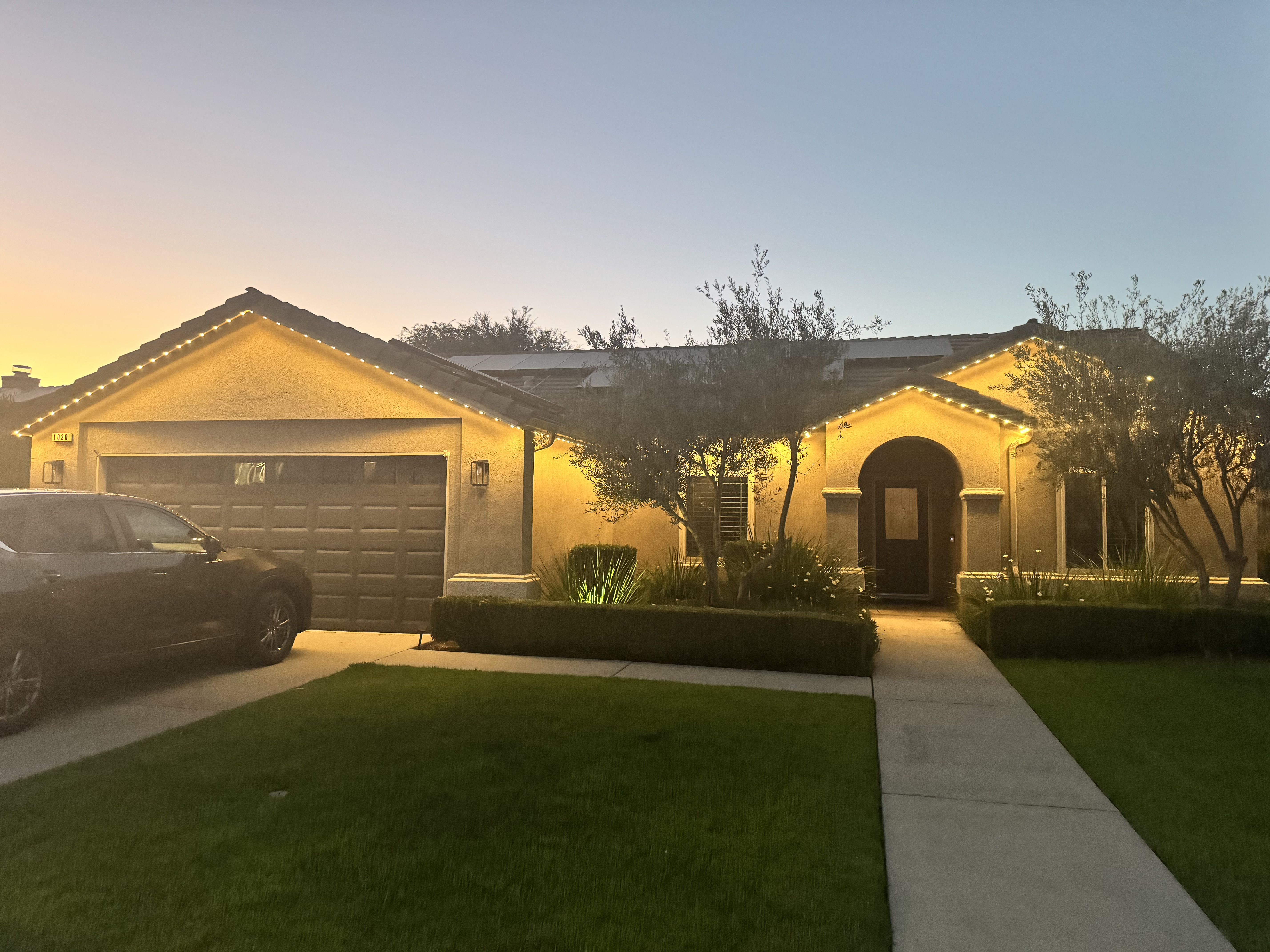 Full house with EverLume permanent roofline lighting
